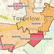 Ausschnitt der Übersichtskarte Planen und Bauen im Bereich der Stadt Torgelow. Im Hintergrund die Topografische Karte in Farbe. Geltungsbereiche von Bebauungsplänen sind orange oder rot hervorgehoben.