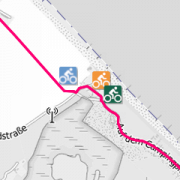 Ausschnitt der Übersichtskarte Tourismus auf der Insel Usedom. Im Hintergrund die Topografische Karte in grau. Ein Weg ist in pink hervorgehoben. Symbole zeigen an, Bestandteil welcher ausgewiesenen Radwwege dieser Weg ist.